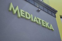 Napis "Mediateka" na ścianie budynku.