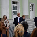 Pan Burmistrz Jerzy Sirak i Pani Magdalena Chirko witają nas przed Hajnowskim Domem Kultury